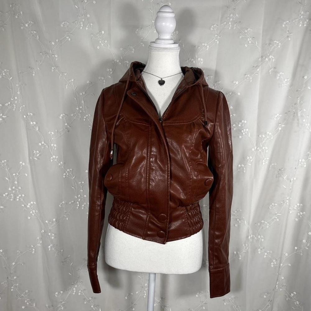 Urban behaviour brown faux leather jacket.
Edgy cropped fit with ruched waist.